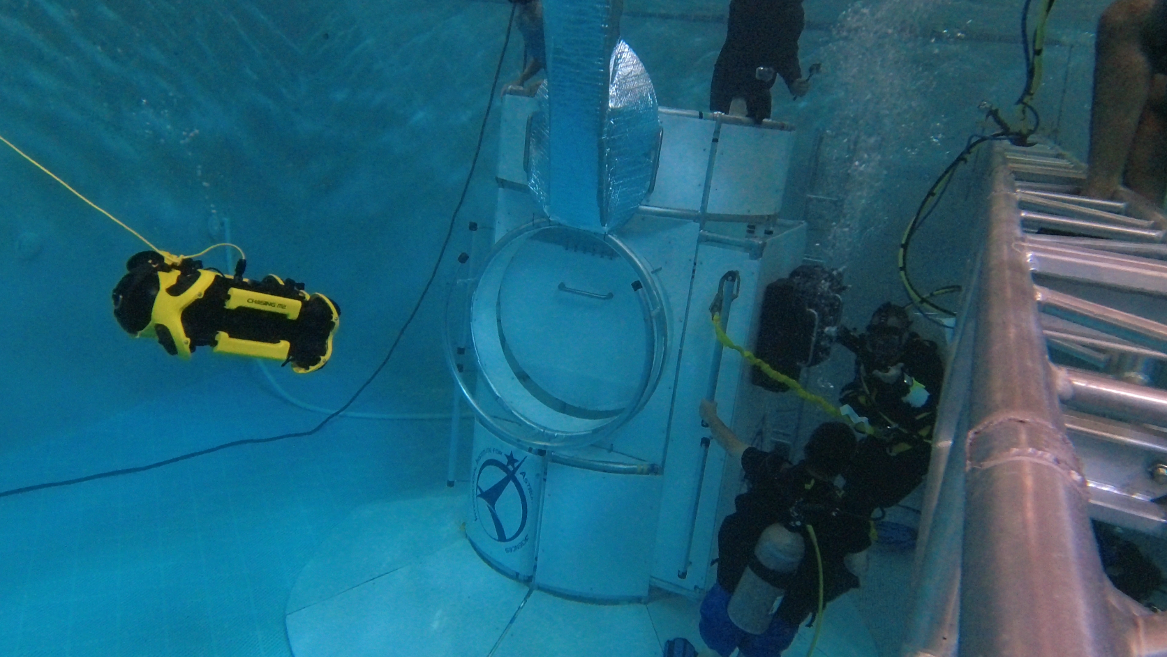 水下机器人挑战卡梅隆3亿定制水下拍摄设备4