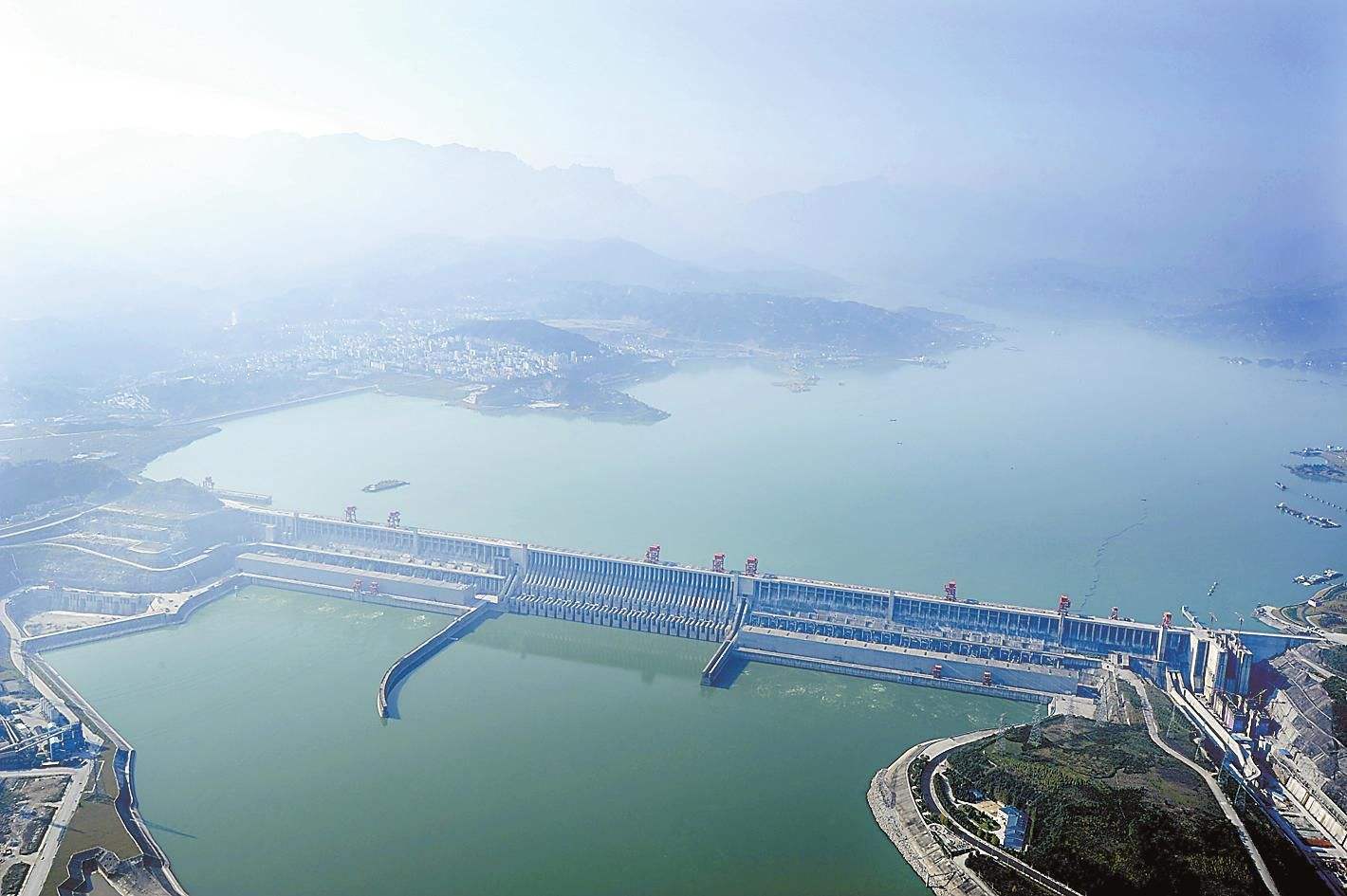 Длина реки янцзы в км. Три ущелья ГЭС. Три ущелья Янцзы. Плотина на Янцзы. ГЭС три ущелья Китай.