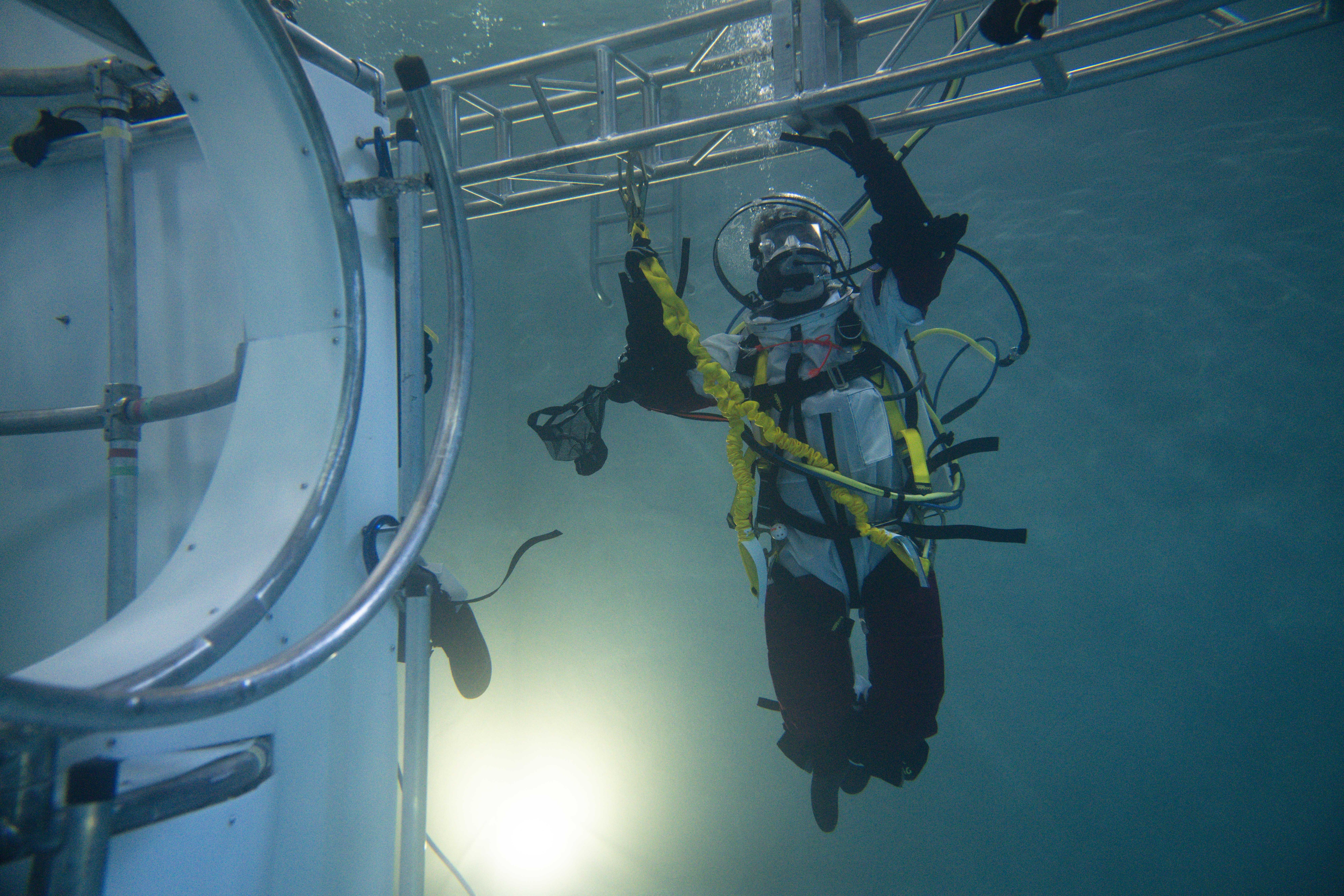 水下机器人挑战卡梅隆3亿定制水下拍摄设备5